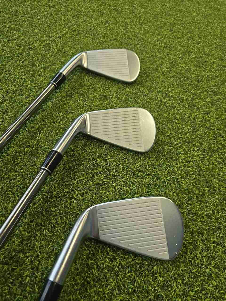 Srixon ZX5 Forged Iron Set 4-PW UST Mamiya Recoil 95 F4 Graphite Shaft RH
