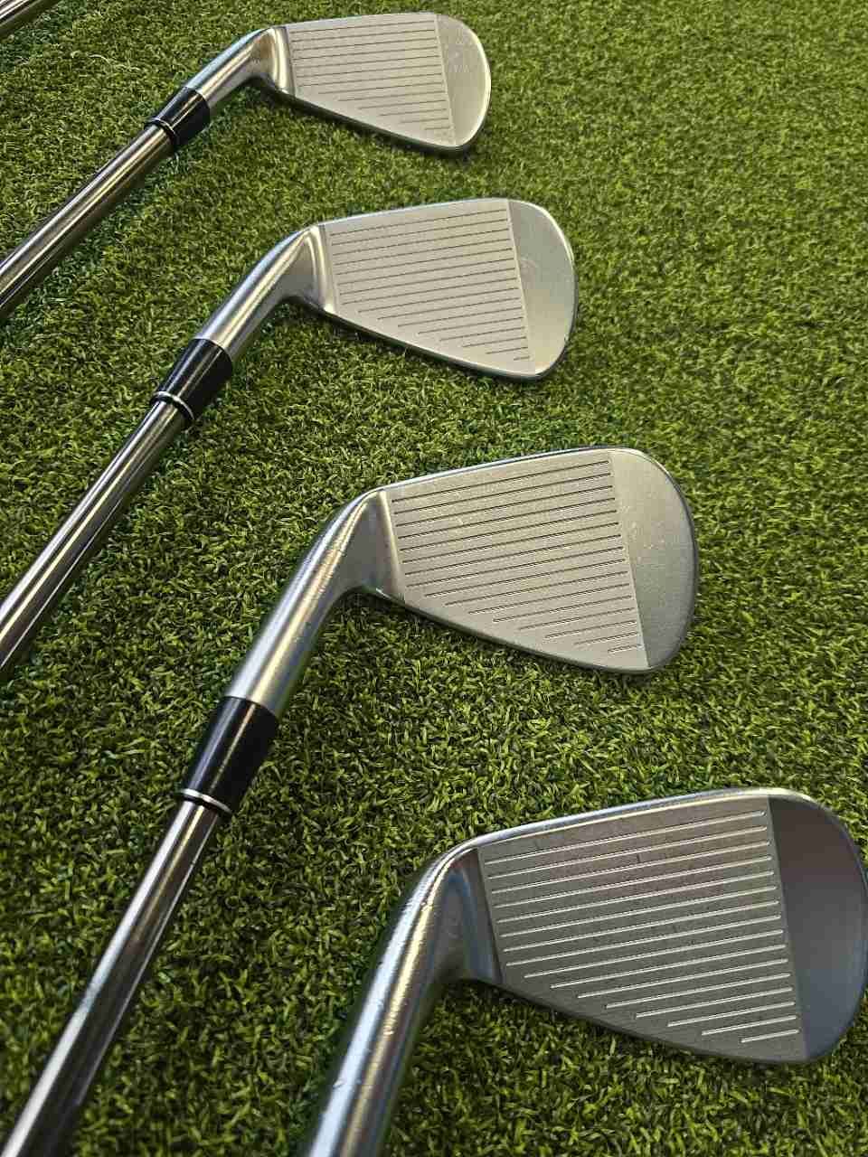 Srixon ZX5 Forged Iron Set 4-PW UST Mamiya Recoil 95 F4 Graphite Shaft RH